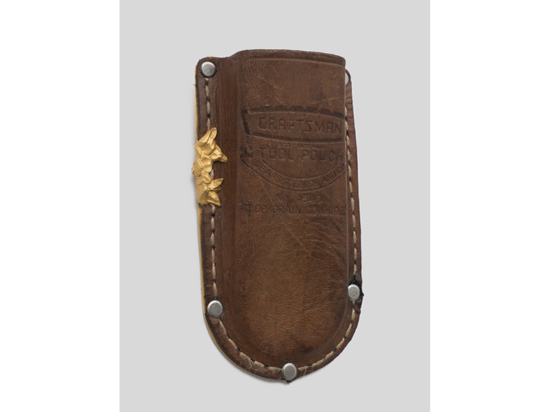 Tobias Alm, The Châtelaine no. 5, 2015, châtelaine brooch, gilded sterling silver, velvet, leather, steel, 120 x 65 x 25 mm, photo: artist