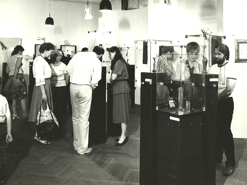 Archival photo of a jewelry exhibition in Legnica, photo courtesy of the Gallery of Art in Legnica