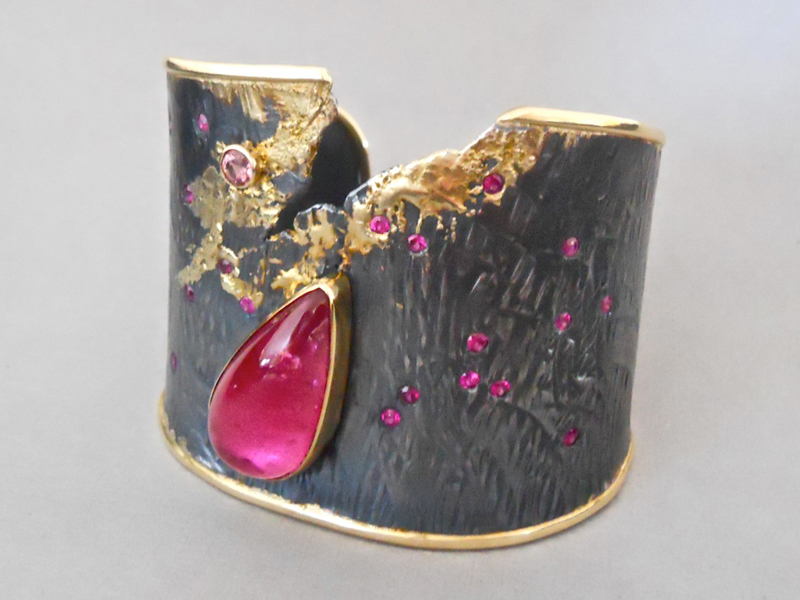 Goph Albitz, Untitled, 2013, cuff, 18-karat border, sterling silver, 30-carat hot pink tourmaline, 1.65-carat hot pink sapphire, 51 x 48 x 38 mm, photo: artist