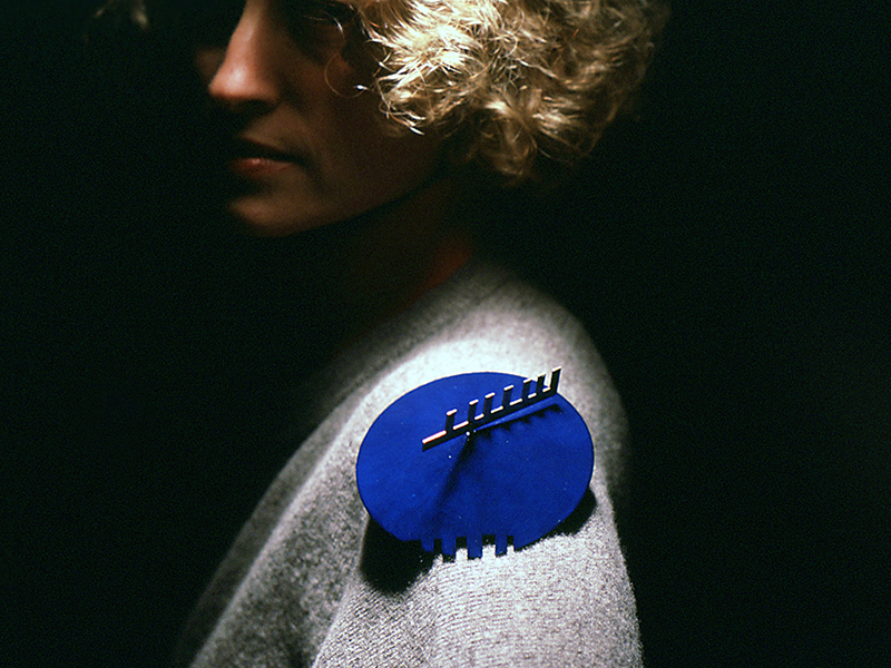 Paula Crespo, Untitled, 1988, brooch, wood, Japanese lacquer, gold-plated brass, photo: A. S.