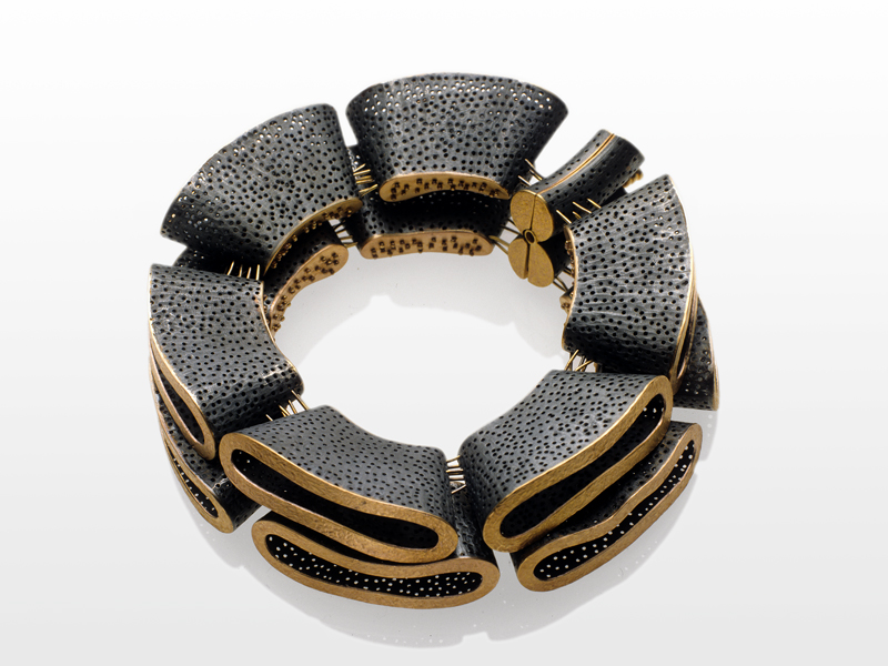 Barbara Paganin, 12 Valve (12 Valves), 1999, bracelet, oxidized silver, gold, river pearls, Venetian glass beads, 100 mm diameter, private collection, photo: Albino Fecchio Barbara Paganin, 12 Valve (12 Valves), 1999, bracelet, oxidized silver, gold, river pearls, Venetian glass beads, 100 mm diameter, private collection, photo: Albino Fecchio