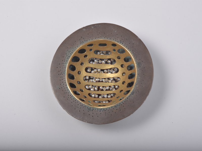 Barbara Paganin, Melone (Melon), 1999, brooch, gold, patinated silver, river pearls, Venetian glass beads, 67 mm diameter, 20 mm tall, private collection, photo: Michele Zanin Barbara Paganin, Melone (Melon), 1999, brooch, gold, patinated silver, river pearls, Venetian glass beads, 67 mm diameter, 20 mm tall, private collection, photo: Michele Zanin
