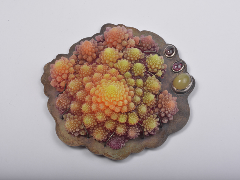 Barbara Paganin, Sfumature (Shades), 2012, brooch, oxidized silver, polymethyl methacrylate, tourmalines, yellow opal, 110 x 110 x 40 mm, photo: Michele Zanin Barbara Paganin, Sfumature (Shades), 2012, brooch, oxidized silver, polymethyl methacrylate, tourmalines, yellow opal, 110 x 110 x 40 mm, photo: Michele Zanin