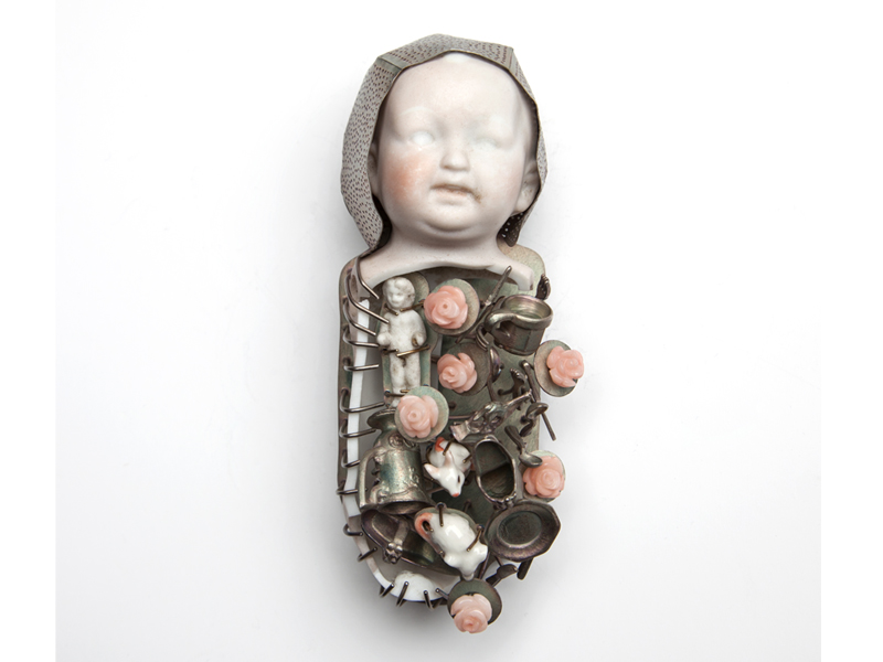 Barbara Paganin, Memoria Aperta 25 (Open Memory nº25), 2011–2013, brooch, oxidized silver, porcelain, coral, gold, 125 x 45 x 50 mm, photo: Alice Pavesi Fiori Barbara Paganin, Memoria Aperta 25 (Open Memory nº25), 2011–2013, brooch, oxidized silver, porcelain, coral, gold, 125 x 45 x 50 mm, photo: Alice Pavesi Fiori