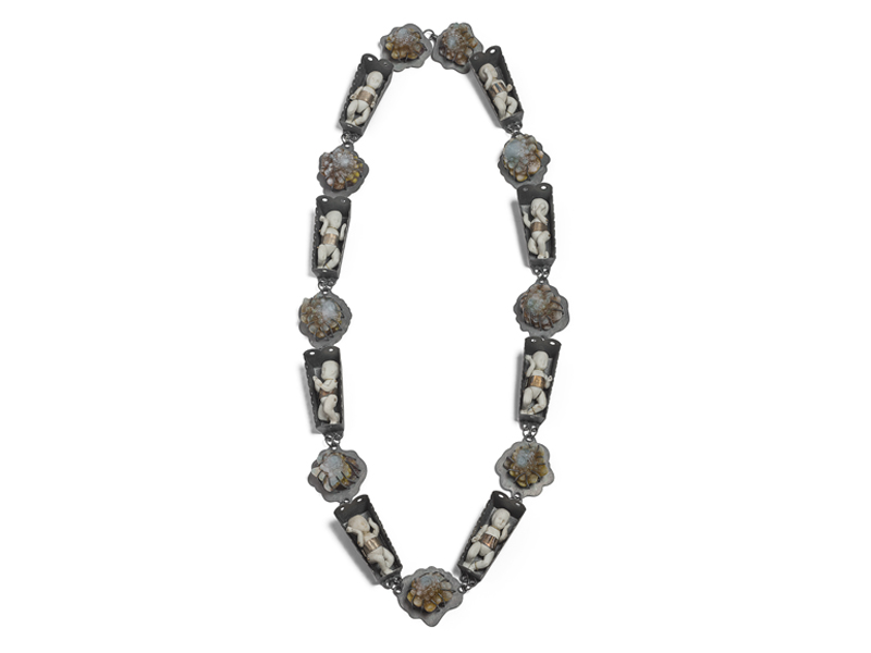 Barbara Paganin, Sotto il Cavolo (Under the Cabbage), 2015, necklace, oxidized silver, porcelain, glass, gold, 930 x 40 x 20 mm, photo: Michele Zanin Barbara Paganin, Sotto il Cavolo (Under the Cabbage), 2015, necklace, oxidized silver, porcelain, glass, gold, 930 x 40 x 20 mm, photo: Michele Zanin