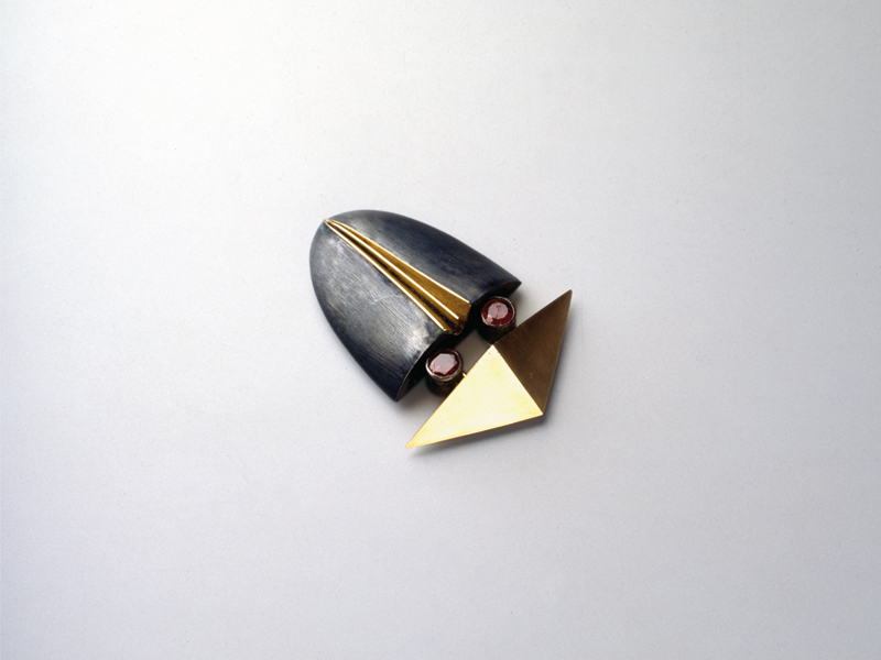 Barbara Paganin, Scolitide (Bark Beetle), 1986, brooch, oxidized silver, gold, rubies, 35 x 15 x 45 mm, photo: Lorenzo Trento Barbara Paganin, Scolitide (Bark Beetle), 1986, brooch, oxidized silver, gold, rubies, 35 x 15 x 45 mm, photo: Lorenzo Trento