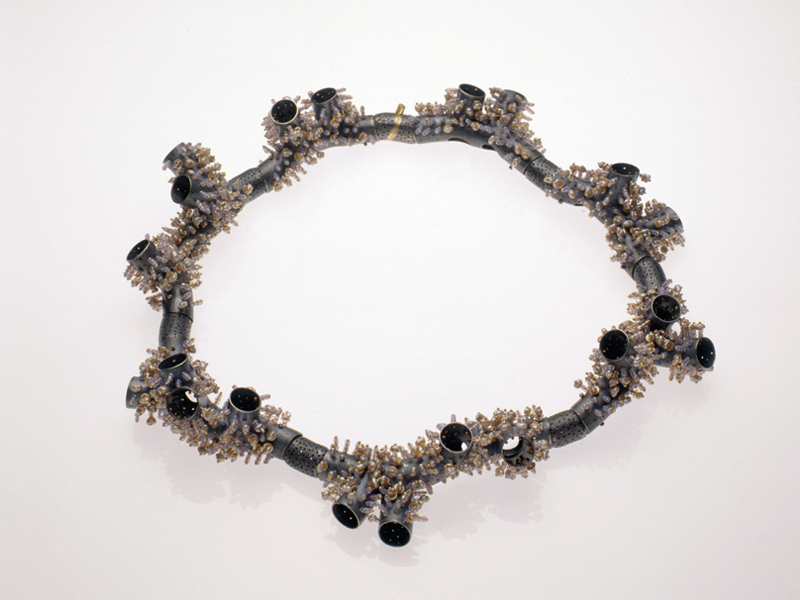 Barbara Paganin, Rami di Corallo (Coral Branches), 1999, necklace, gold, oxidized silver, Venetian glass beads, river pearls, 180 mm diameter, private collection, photo: Albino Fecchio