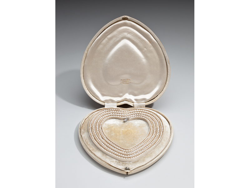 Marcus & Co. (New York), The Osborn Pearls, 1906, Newark Museum, Purchase 2014 Alberto Burri Memorial Fund established by Stanley J. Seeger (2014.5), case, 178 x 178 x 38 mm, necklace length, 1454 mm, photo: Richard Goodbody