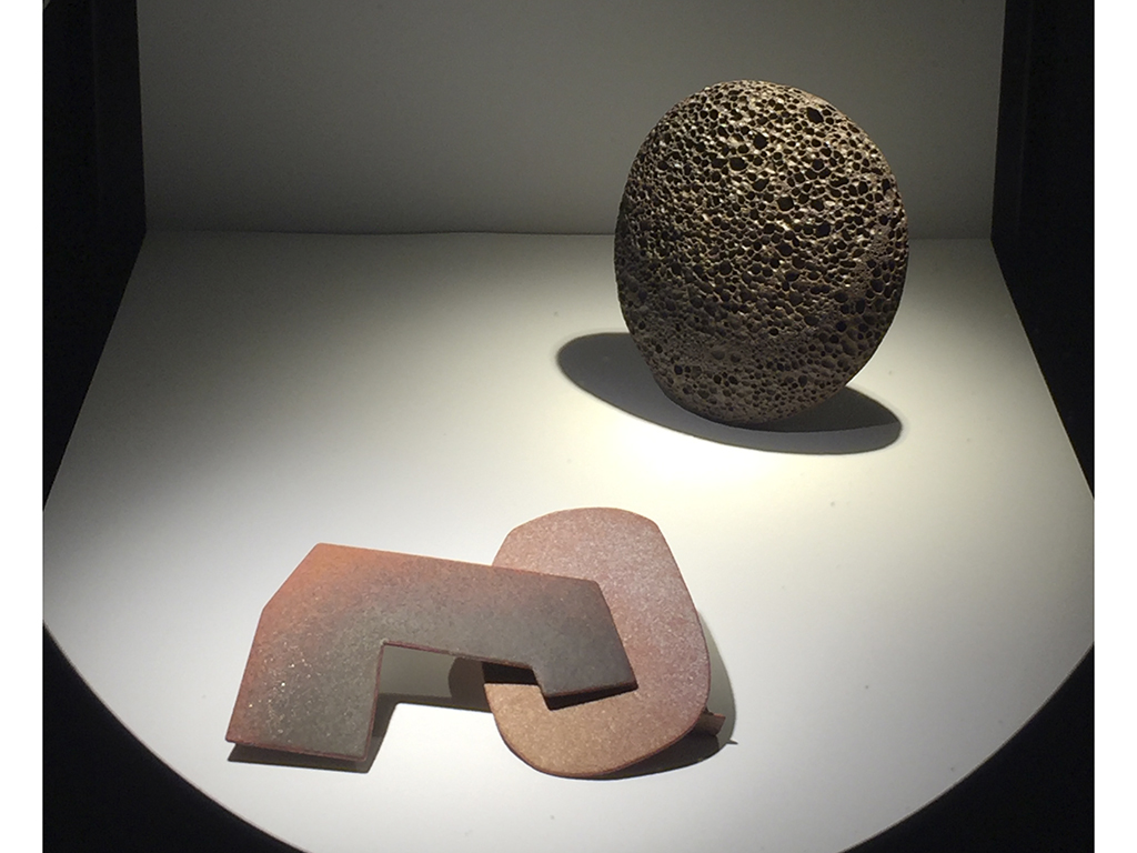 Brooches by Per Suntum and Kaori Juzu, exhibited in nOrd—Contemporary Danish Art Jewellery, October 8–December 19, 2020, Galerie LA Joaillerie par Mazlo, photo courtesy of Sofia Björkman Brooches by Per Suntum and Kaori Juzu