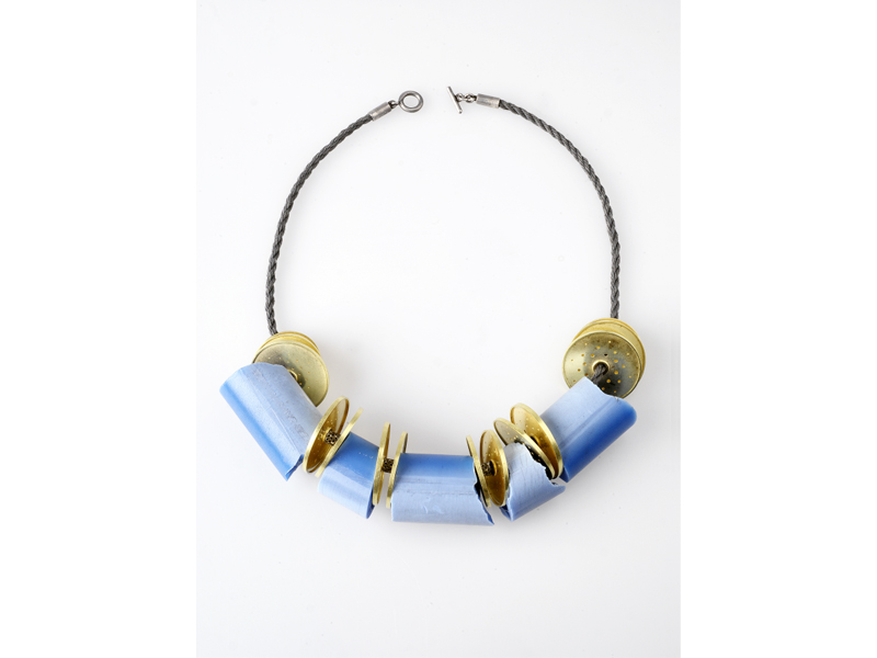 Daniel Kruger, Necklace, 2001, plastic, gold, linen rope, silver, 450 mm long, collection of the artist, photo: Udo W. Beier