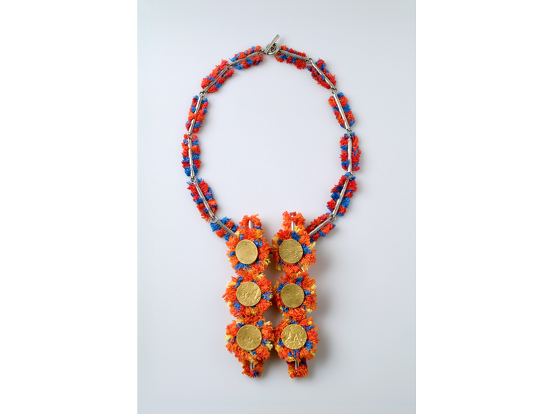 Daniel Kruger, Necklace, 2006, fine gold, silver, silk, 130 x 90 x 25 mm, collection of the artist, photo: Udo W. Beier