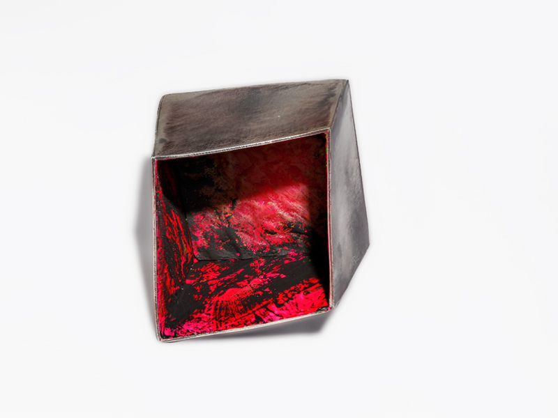 Maria Rosa Franzin, Casa Anima 1, 2016, brooch, silver, acrylic paint, methacrylate, 30 x 30 x 30 mm, photo: Silvano Longo