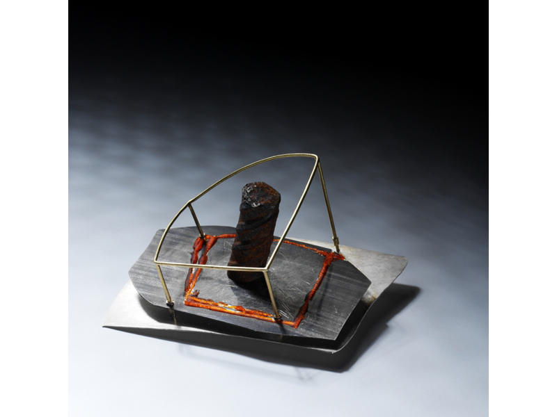 Maria Rosa Franzin, F. Bacon, 2004, brooch, silver, 18-karat gold, resin, iron, magnet, 70 x 50 x 30 mm, photo: Lorenzo Trento