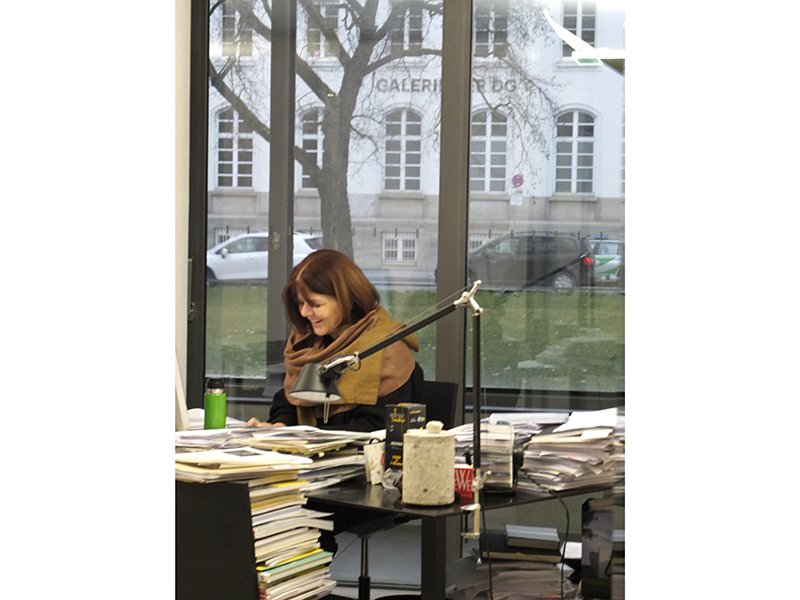 Petra Hölscher working in the offices of Die Neue Sammlung at Pinakothek der Moderne, Munich, photo: Die Neue Sammlung (Archive)