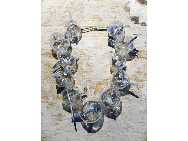 Federica Sala, Unbearable Lightness, 2015, neckpiece, glass, cyanite, silver, blown glass, 200 x 200 x 70 mm, photo: Paulo Ribeiro 