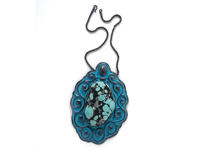 Daniel Kruger, Necklace, 2020, Chinese turquoise matrix, chased silver, pigment, 148 x 100 x 26 mm, courtesy Sienna Patti