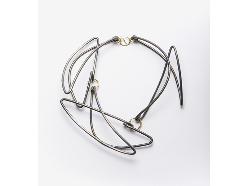 Dorothea Prühl, Große Fische, 2018, necklace, titanium, gold, 280 x 245 mm, Die Neue Sammlung – The Design Museum