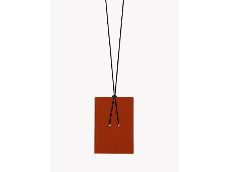 Otto Künzli, Nare, 2008–2011, pendant, 85 x 55 x 1 mm, urushi lacquer on gold by master Muroso Kazumi (living treasure), Tokyo, Die Neue Sammlung – The Design Museum, permanent loan from the Danner Foundation, Munich, photo: Eva Jünger Otto Künzli, Nare, 2008–2011, pendant, 85 x 55 x 1 mm, urushi lacquer on gold by master Muroso Kazumi (living treasure)