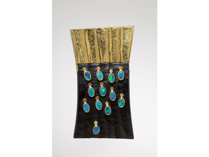 Jeff and Susan Wise, Brooch/Pendant, 2015, black jade, opal, 18-karat gold, 65 x 35 x 4 mm, photo: Aaron Faber gallery