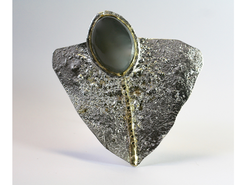 Élise Bergeron, Brooch, 2016, sterling silver, 22-karat fused gold, marquise gray moonstone, black diamonds, 76 x 72 x 17.5 mm, photo: Aaron Faber gallery