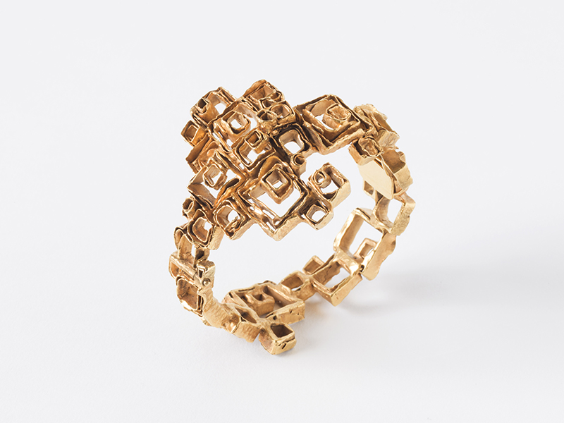 E.R. Nele, Untitled, 1970s, bracelet, gold, 70 mm in diameter, Die Neue Sammlung – The Design Museum, donation from B. Michael Andressen, photo: Alexander Laurenzo E.R. Nele, Untitled, 1970s, bracelet, gold, 70 mm in diameter, Die Neue Sammlung – The Design Museum