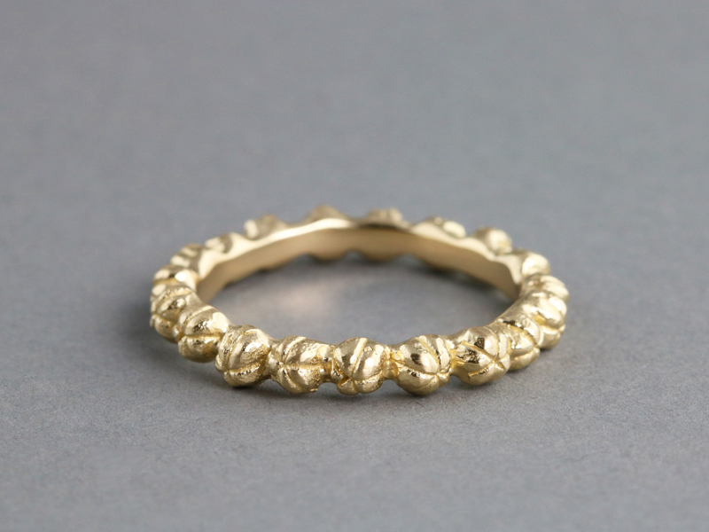 Sarah Hood, Little Bud Ring, 2016, 14-karat gold, 25.4 mm diameter, photo: artist