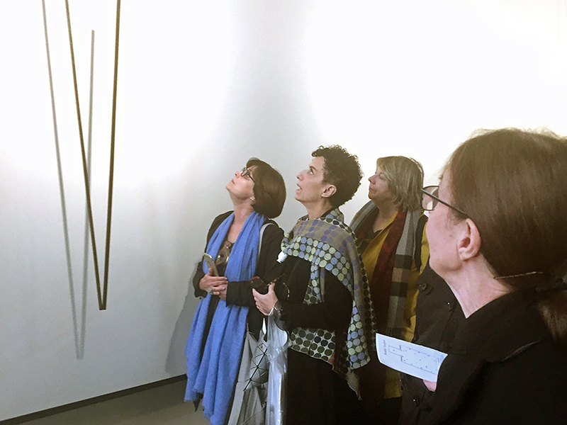 AJF members Patti Bleicher, Gail Hufjay, and Susan Kempin admiring a Tone Vigeland sculpture with metalsmith Tone Vigeland (fore