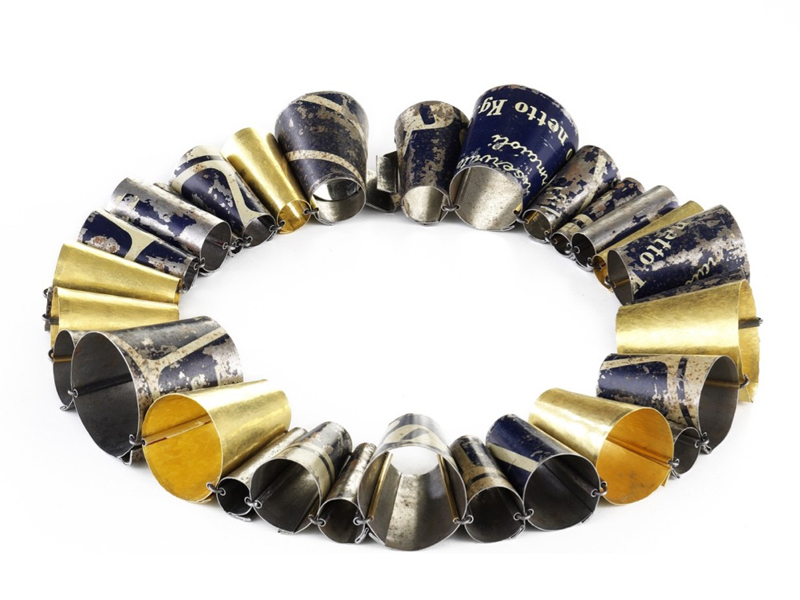 Monica Cecchi, D'io e Io, 2010, necklace, tin, gold, 25 x 180 mm diameter, photo: Galleria Antonella Villanova