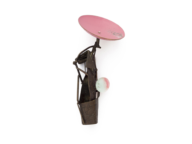 Clara Niùbo (Quars d’una), Martell d’Orelles, 2016, brooch, brass, plastic, paint, silver, 130 x 60 x 50 mm, photo: David Vicen Clara Niùbo (Quars d’una), Martell d’Orelles