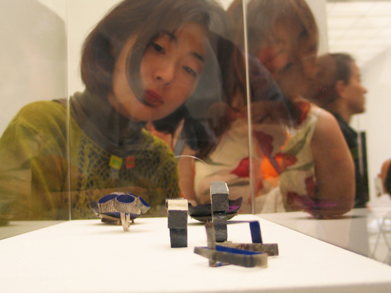 Mari Ishikawa looking in a showcase at the exhibition Annamaria Zanella