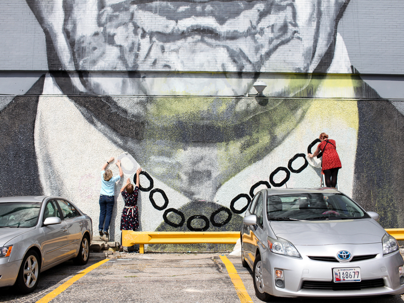 Baltimore Jewelry Center mural adorned with a vinyl “chain” for Radical Jewelry Makeover symposium