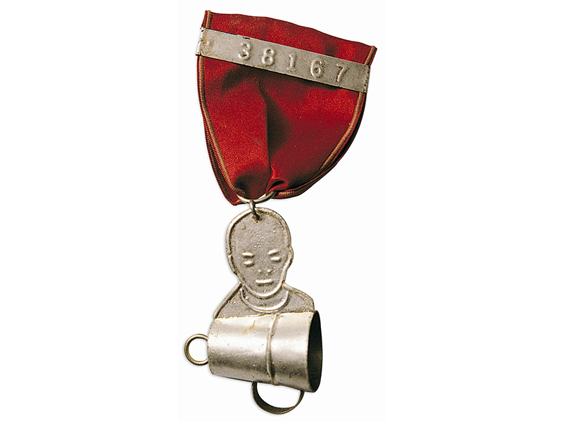 Esther Knobel, Medal for Kerosene Distributors, 1995, nickel silver, silver leaf, recycled tin, silk, photo: Uri Gershuni Esther Knobel, Medal for Kerosene Distributors, 1995, nickel silver, silver leaf, recycled tin, silk, photo: Uri Gershuni