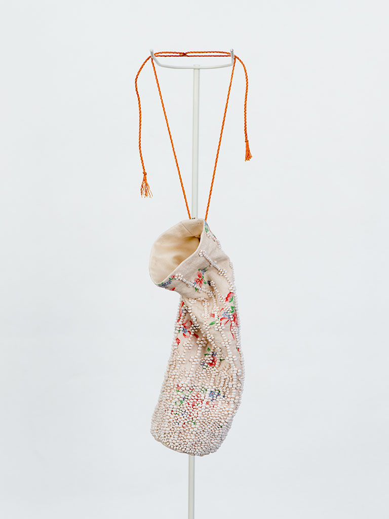 Daniel Kruger, Untitled, 2018, necklace, cotton and silk cloth, glass beads, photo copyright Thilo Härdtlein, courtesy of Galerie Biró. This piece was included in the Beaded exhibition, curated by Catarina Silva and held at Institut Français in Munich, during Munich Jewellery Week 2020. Daniel Kruger, Untitled, 2018, necklace, cotton and silk cloth, glass beads