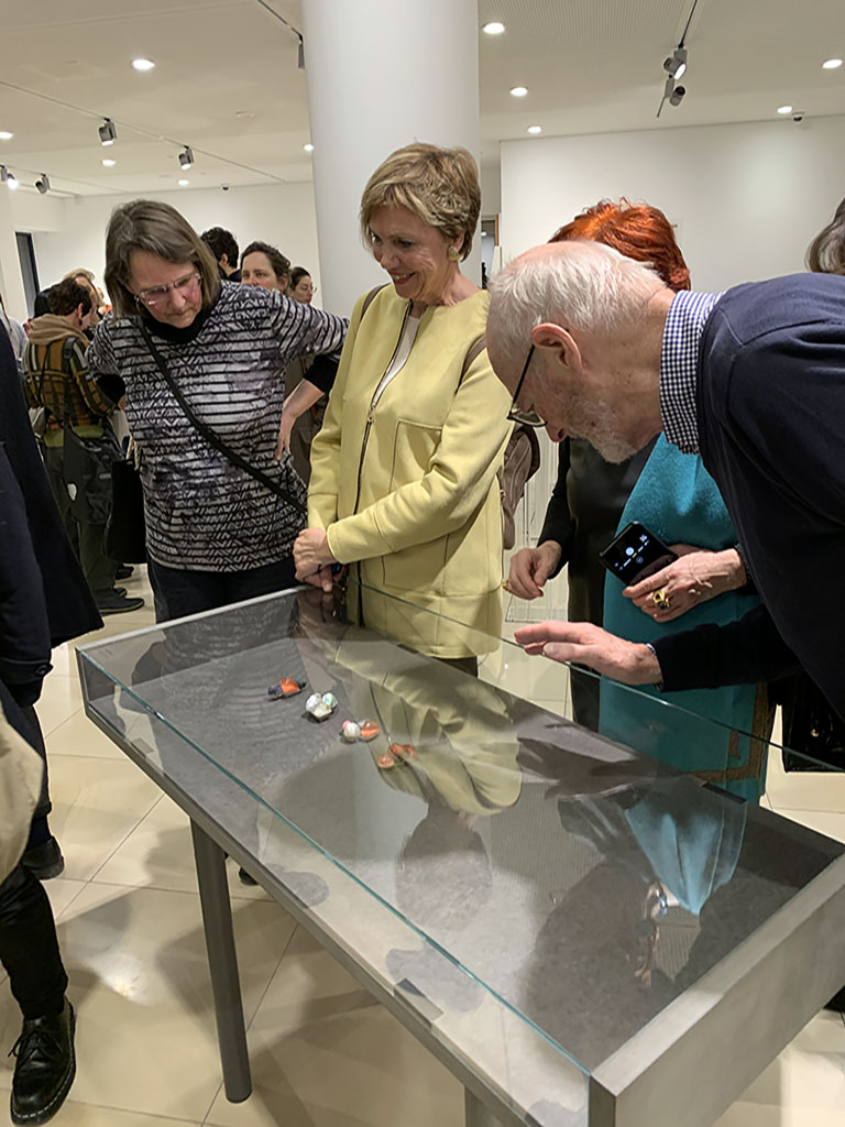 Exhibition view, Stone: The Final Cut, at Galerie Handwerk during Munich Jewellery Week 2020, photo: Pei Wu. Stones have been a formative element in jewelry for thousands of years and are probably one of its oldest elements. For centuries, precious stones were important attributes of the first-class goldsmith’s craft and served as a means of representation. Basic materials, found objects, and recycling have led to new forms and interpretations in the field. Internationally renowned jewelry designers were invited to participate in this show—protagonists of a technically and artistically unusual use of stones in jewelry who showed how stones can be expressed today, how they set accents, and which new solutions young designers are using to deal with this topic. Stone: The Final Cut, at Galerie Handwerk during Munich Jewellery Week 2020