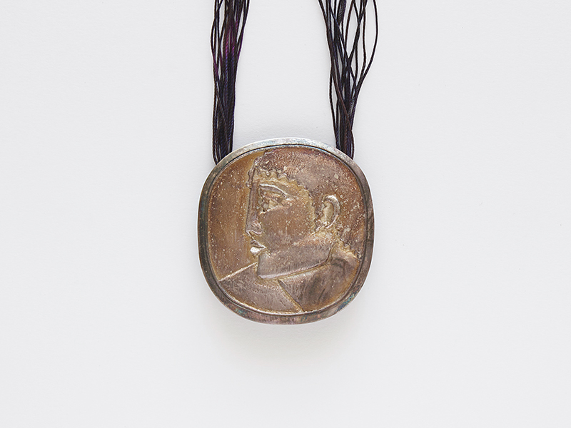 Thomas Gentille, Pendantant, 1976, silver, silk cord, photo: Pedro Sequeira Thomas Gentille, Pendantant, 1976, silver, silk cord, photo: Pedro Sequeira