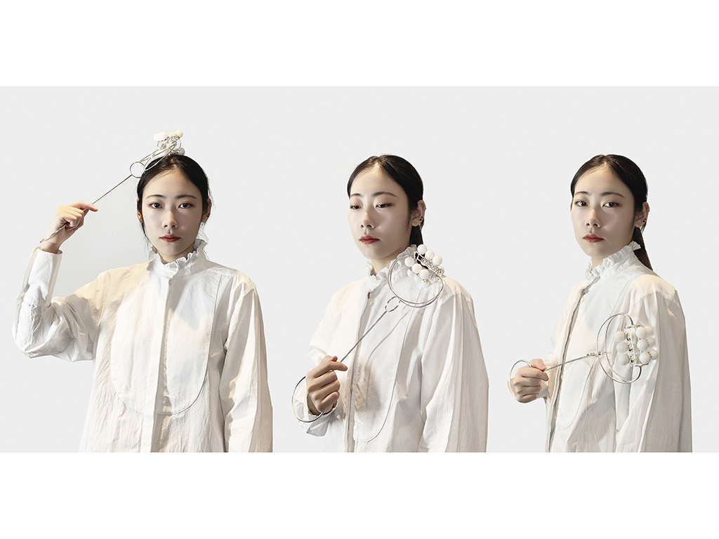 In her artist statement, Chen writes, “I am a contemporary jewelry designer from China. I am committed to exploring how to use acupressure in my jewelry works to enhance the comfort of touch to the body and deepen the healing effects of jewelry. I added a transmission structure to the design and used the kinetic energy of the jewelry structure to provide the wearer with a feeling of comfort and relaxation. At the same time, my collection also has healing functions and aesthetic qualities. I hope to bring a comfortable sensory experience to the wearer through my work to soothe people’s tired bodies and minds.” | Daisy Liru Chen, The Hand Device, from the Healing Jewellery collection, 2021, object for self-care, silver, epoxy resin, leather, plush cloth, photo: artist Daisy Liru Chen, The Hand Device, from the Healing Jewellery collection