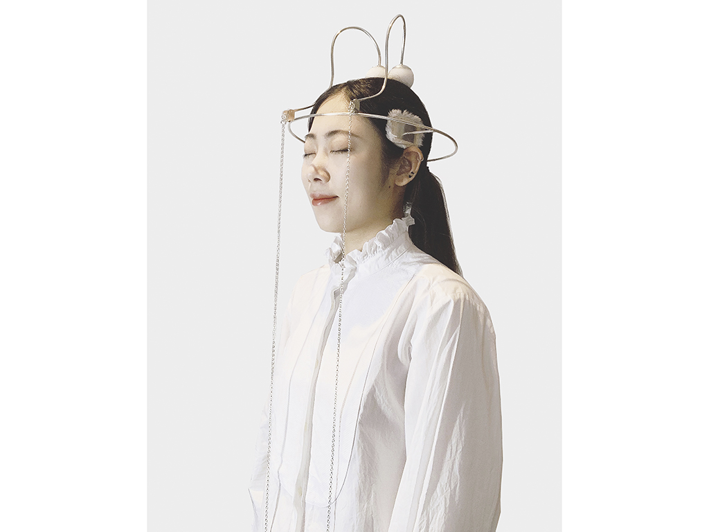 “Chen’s determination to push forward and embrace new ideas and approaches has kept her work sharp through last year’s challenges,” Hindle says. “She plans to develop her work further in the remaining few months of the MA course. The MA Jewellery and Related Products’s intensive one-year course requires students to reflect on and interrogate their creative journey, and to explore the social and cultural forces that shape individuals. It has a strong reputation for facilitating students’ material investigations, and a growing focus on the role of adornments and objects in wear and in performance. This studio-based MA is just one of a suite of courses at Birmingham’s School of Jewellery that provide opportunities to develop and refine the skills needed to excel in roles across the creative field that encompasses jewelry and its related products.” | Daisy Liru Chen, The Head Device, from the Healing Jewellery collection, 2021, object for self-care, silver, silicone rubber, leather, plush cloth, photo: artist Daisy Liru Chen, The Head Device, from the Healing Jewellery collection