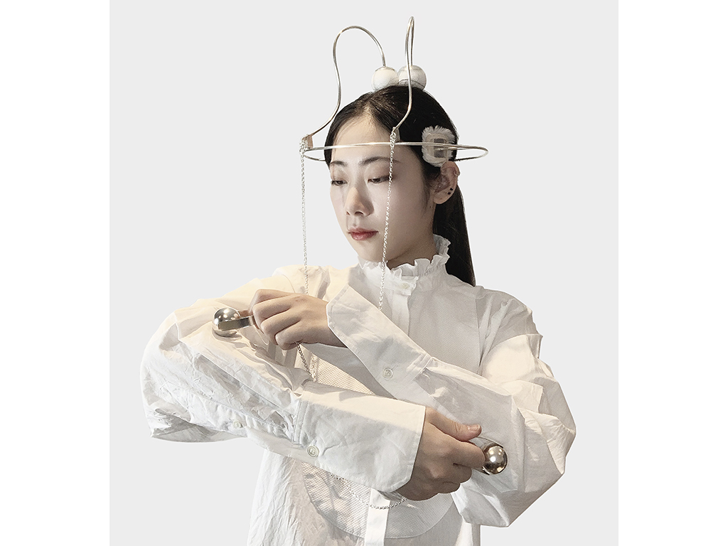 “Nevertheless,” says School of Jewellery’s Sian Hindle, “Daisy has demonstrated enormous commitment to build on the existing skills from her product design bachelor’s and develop her specialist jewelry expertise. She has set up a working studio in her single-roomed accommodation and maintained a rigorous schedule of iterative making, reflecting, and refining, resulting in the thought-provoking collection shown here.” | Daisy Liru Chen, The Head Device, from the Healing Jewellery collection, 2021, object for self-care, silver, silicone rubber, leather, plush cloth, photo: artist Daisy Liru Chen, The Head Device, from the Healing Jewellery collection