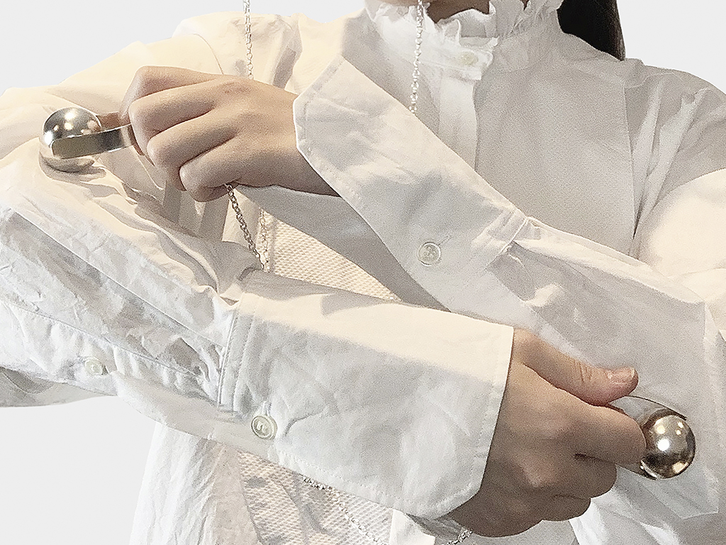 Daisy Liru Chen, The Head Device, from the Healing Jewellery collection (detail), 2021, object for self-care, silver, silicone rubber, leather, plush cloth, photo: artist Daisy Liru Chen, The Head Device, from the Healing Jewellery collection