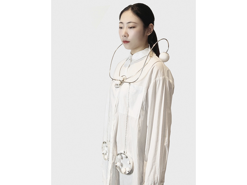 Says Birmingham School of Jewellery’s Sian Hindle: “The work is research-informed, aesthetically striking, and beautifully detailed. Chen is an alumni of the Birmingham School of Jewellery’s Graduate Diploma course, a pre-MA designed to familiarize graduates of arts bachelors with the studio making skills and knowledge of jewelry context that will allow them to thrive at master’s study. Chen’s time at the School of Jewellery has been one of upheaval, as workshops have been closed for extensive periods due to a number of national lockdowns.” | Daisy Liru Chen, The Necklace Device, from the Healing Jewellery collection, 2021, object for self-care, silver, epoxy resin, leather, plush cloth, photo: artist Daisy Liru Chen, The Necklace Device, from the Healing Jewellery collection, 2021, object for self-care, silver, epoxy resin, le