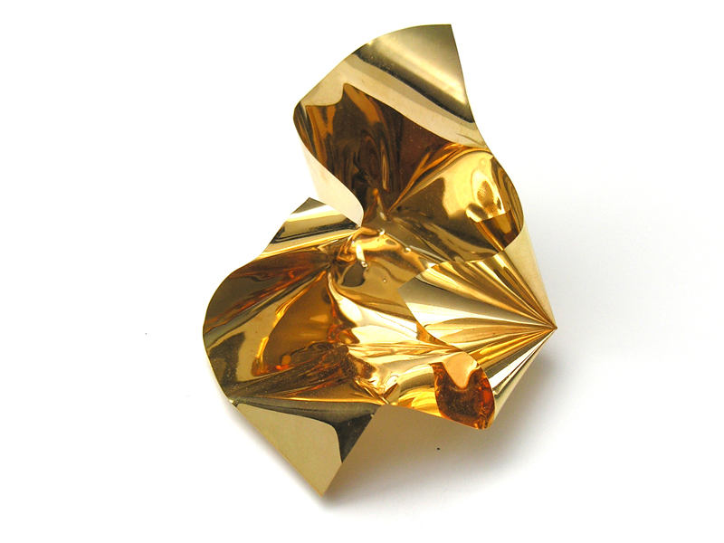 Marc Monzo, Fire, 2010, brooch, gold, 50 x 70 x 30 mm, photo: Gallery S O