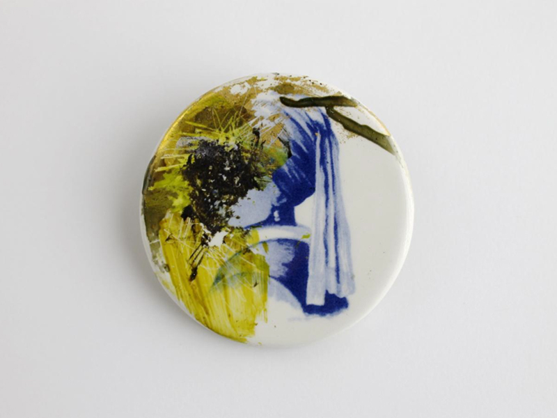 Moniek Schrijer, Pearl Earring, 2015, pin brooch, porcelain, nickel, paint, 60 x 60 x 7 mm, photo: artist