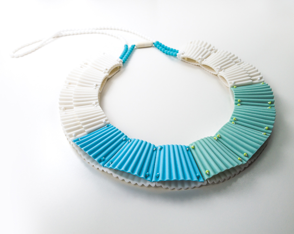 Mia Kwon, Bluelace, 2014, neckpiece, Mont Blanc porcelain, pigment, glass beads, silk thread, 180 x 170/320 x 10 mm, photo: artist