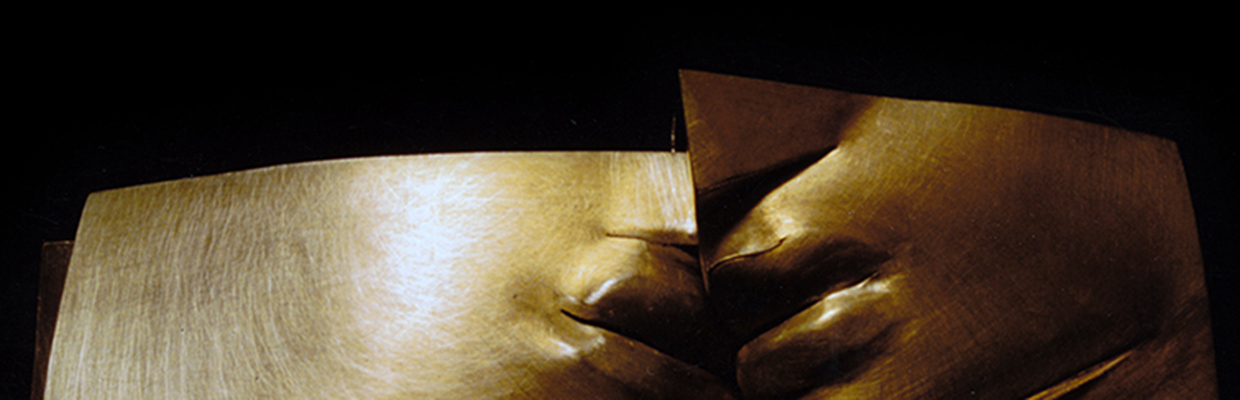 Crop, Bruno Martinazzi, Quel Piegare è Amor, 1984, necklace, 20-karat gold, photo: Stefano Pasquini Crop, Bruno Martinazzi, Quel Piegare è Amor