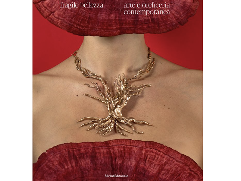 The book Fragile Beauty: Art and Contemporary Goldsmithing