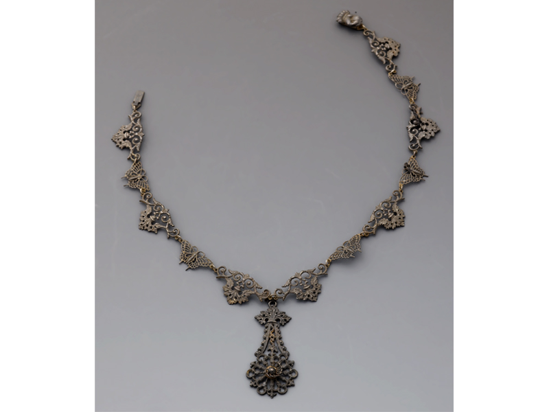 Berlin Ironwork necklace, early 19th century, iron, chain: 80 cm long, pendant: 90 x 50 mm, gift of Mary Greg (1922–1990), photo: courtesy of Manchester Art Gallery 2015