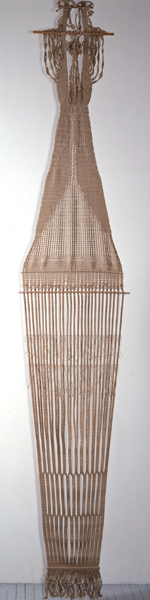 Lenore Tawney, The Queen, 1962, linen, 406.4 x 76.2 cm, courtesy: Lenore G. Tawney Foundation, photo: George Erml Lenore Tawney, The Queen, 1962, linen, 406.4 x 76.2 cm, courtesy: Lenore G. Tawn