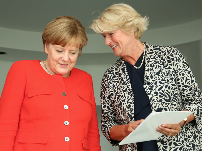Angela Merkel and Germany’s culture minister Monika Grütters, photo: Christian Marquardt/Getty Images