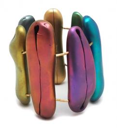 Jose Marín, Monstruos En Fila, 2013, bracelet, 18-karat gold, titanium, 200 x 75 x 23 mm, photo: Danielle Freiman