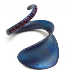 Jose Marín, Quisiera Encontrar, 2012, ring, titanium, rubies, 46 x 27 x 29 mm, photo: Danielle Freiman